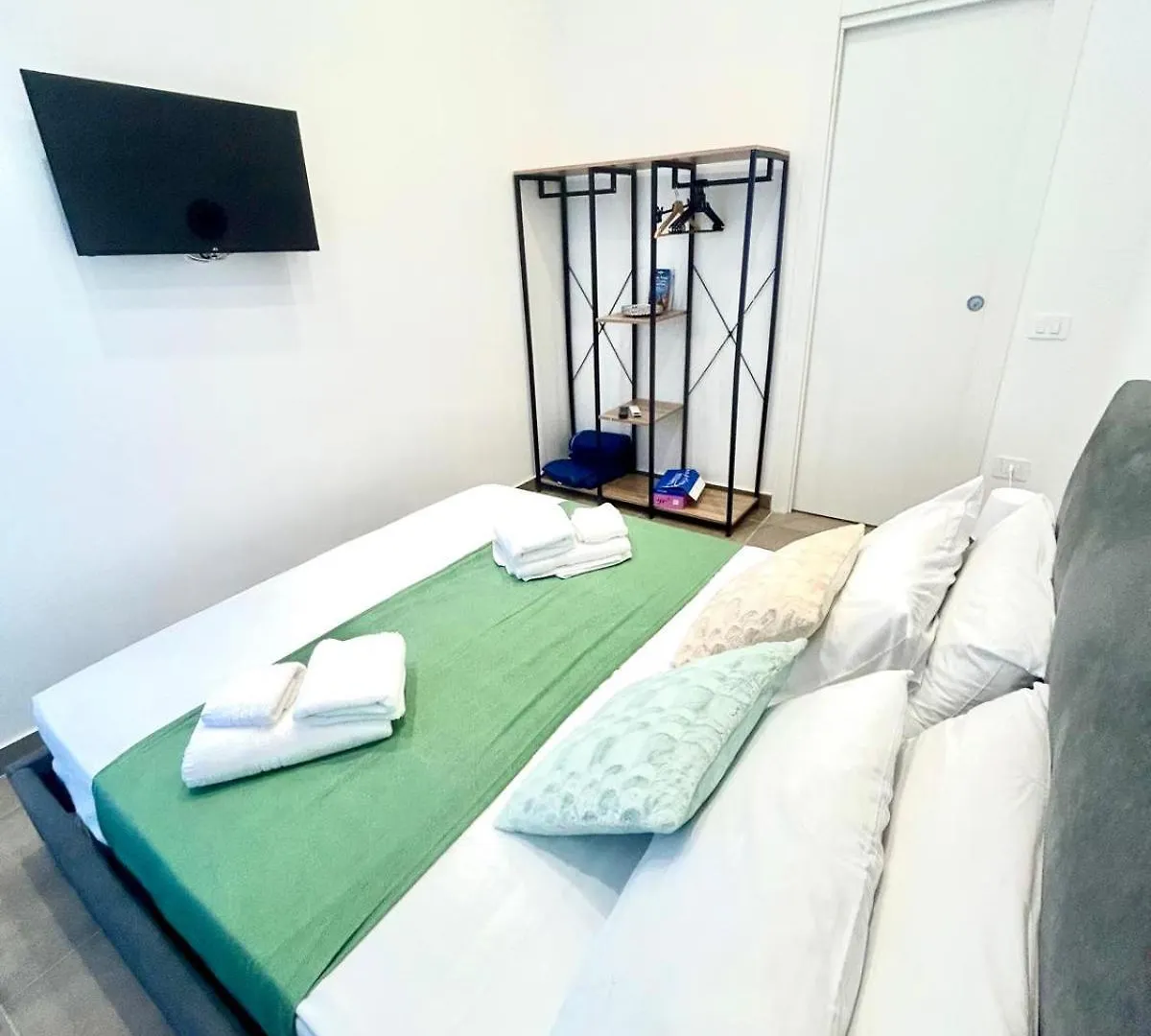 Fly Zone Naples Bed & Breakfast